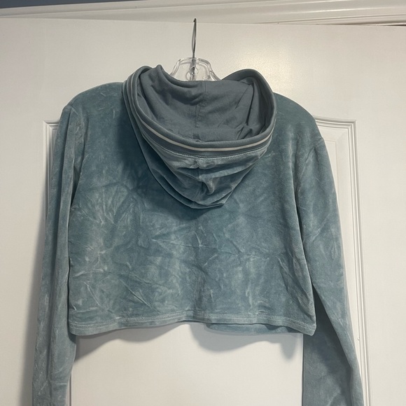 Harlow blue Velvet cropped hoodie - Picture 3 of 5